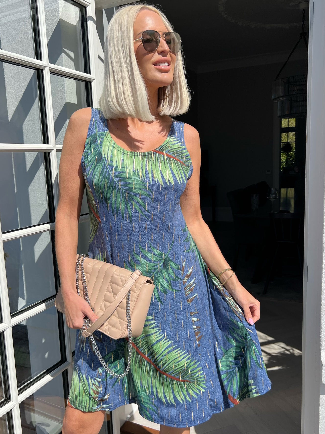 Maj Palm - Söt elastisk sommarklänning med palmmönster